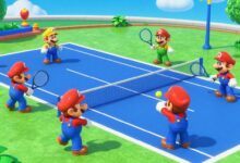 Mario e outros personagens do universo Nintendo disputando uma partida intensa de tênis em uma quadra colorida de Mario Tennis Aces