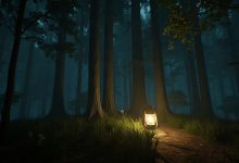 Cena sombria de Alan Wake 2 com uma floresta enevoada, uma lanterna iluminando o caminho e atmosfera de terror psicológico