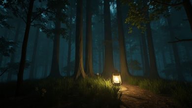 Cena sombria de Alan Wake 2 com uma floresta enevoada, uma lanterna iluminando o caminho e atmosfera de terror psicológico