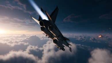 Caça a jato moderno em combate aéreo sobre nuvens dramáticas, com mísseis ao longe e horizonte iluminado, em uma cena de videogame