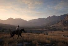 Arthur Morgan a cavalo atravessando uma paisagem ampla do Velho Oeste ao entardecer, com montanhas e uma pequena cidade ao longe