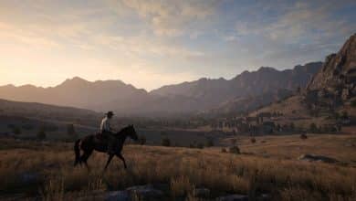 Arthur Morgan a cavalo atravessando uma paisagem ampla do Velho Oeste ao entardecer, com montanhas e uma pequena cidade ao longe